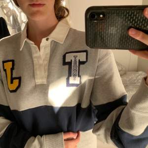 Overzised Sweatshirt/collage-dress från Tommy Hilfiger. Otroligt mysig som tyvärr används för sällan! STORLEK M. Vill egentligen mest kolla om det finns efterfrågan... så buda ifall seriöst intresse finns och ställ gärna frågor.