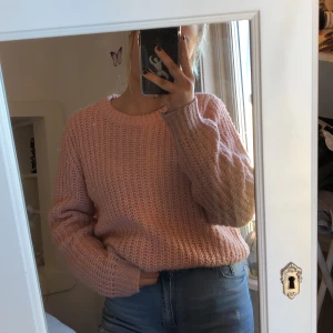 Stickad tröja - Rosa stickad tröja💓 Använd max 5 gånger. Frakt 30 kr, Nypris 450kr säljs pågrund av att jag aldrig använder den, sitter bra på mig som är 169cm lång