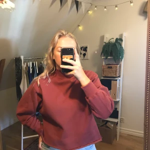 Secondhand avklippt tjocktröja. - Jättemysig avklippt tjocktröja med hög hals. Frakten är inräknad😊