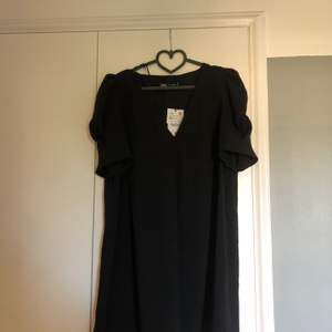 Svart klänning från Zara med Puffärmar. Strolek XXL men skulle säga en vanlig ”XL”. Prislapp finns kvar. Nypris 359kr