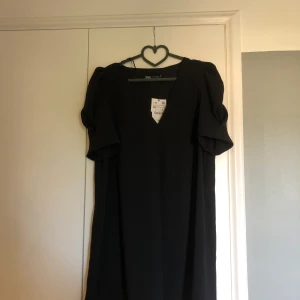 Klänning Zara - Svart klänning från Zara med Puffärmar. Strolek XXL men skulle säga en vanlig ”XL”. Prislapp finns kvar. Nypris 359kr