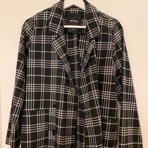 Rutig kavaj - Säljer nu min kära rutiga kavaj ifrån monki, använd 3 ggr. Ena knappen är sönder men 2 extraknappar finns med så man enkelt kan byta ut dom! Skriv för fler bilder! Frakt ingår!