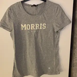 Säljer min gråa Morris T-shirt i stl M men skulle säga att det är en S-M. Nypris 499kr, säljer för 110kr 💖 I fint skick, knappt använd 
