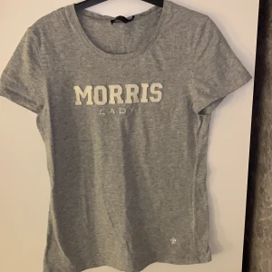 Grå Morris T-shirt  - Säljer min gråa Morris T-shirt i stl M men skulle säga att det är en S-M. Nypris 499kr, säljer för 110kr 💖 I fint skick, knappt använd 