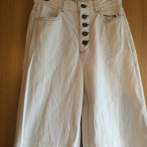 Beigea zara jeans - Säljer dessa beigea jeans från zara, kunde tyvärr inte hitta dessa på hemsidan då jag köpte dem för ganska längesen. Strl: eur 34. Frakt tillkommer🤪
