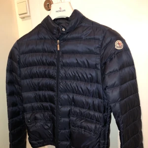 Moncler Dunjacka - Säljer min tunna moncler dunjacka i storlek 1 vilket motsvarar S. En fin marinblå färg. Köpt på monclers hemsida för 500 € dvs ca 5200 kr. Säljer nu för 2 850 kr. Nypris på dessa jackor är nu drygt 6000 kr! Kvitto finns! Köparen står för frakten 🥰