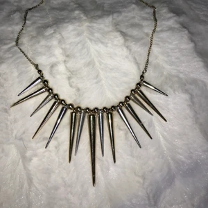 Halsband  - Snyggt halsband i silver och guld. Använt fåtal gånger.