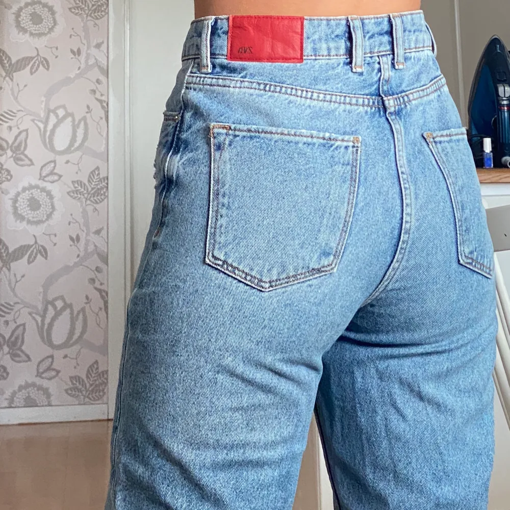 Jeans med slitningar från Zara, köpta i Portugal 2019. Jag har själv förlängt med denimtyg för cool look, men detta går att sprätta bort. Strlk XS-S, mycket långa på mig 165 cm.. Jeans & Byxor.