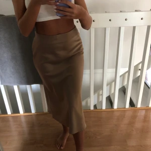 Kjol från nakd  - Lite stor kjol för mig men den är såå fin!!💕 aldrig använd