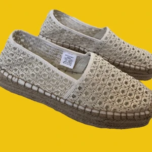 Espadriller från Zara, helt nya och oanvända - Coola espradriller från Zara, gräddvita med fint mönster.