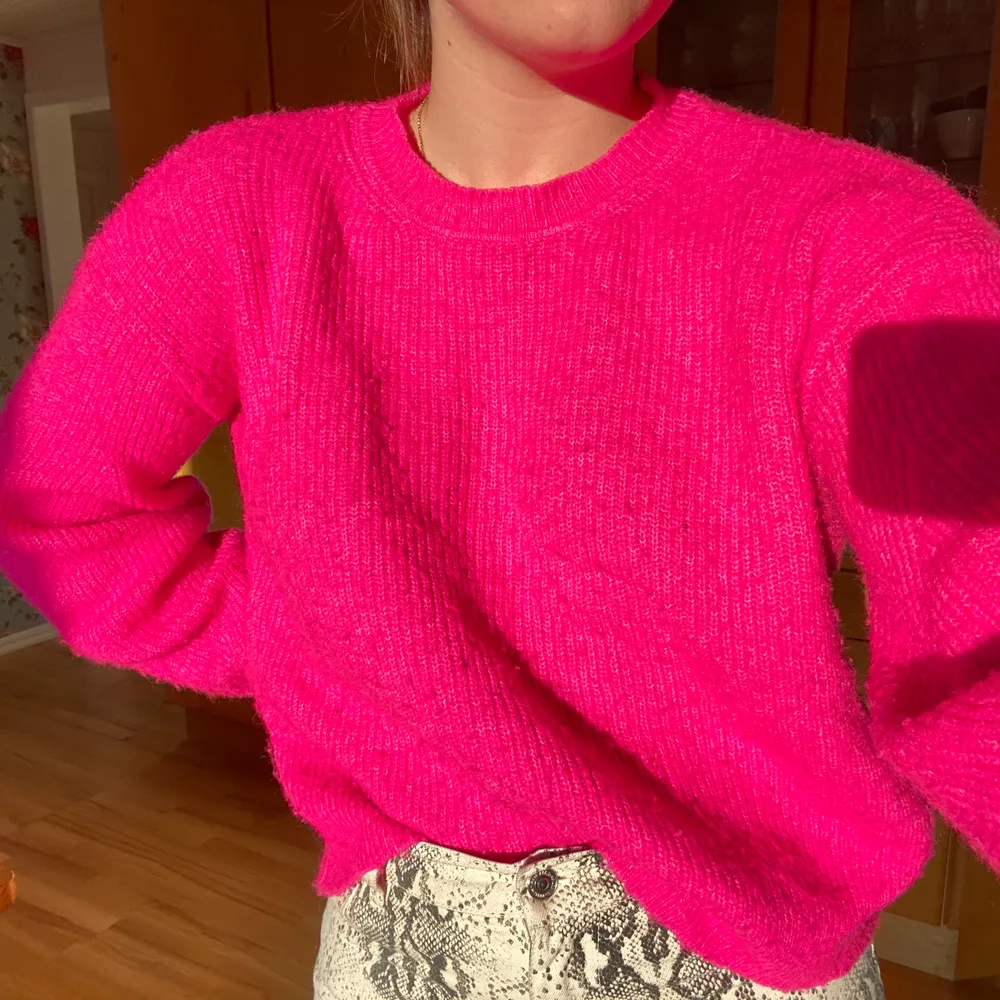 Säljer denna fina stickade tröja från Chiquelle. Den är såå mysig och i en jättefin nästan neon-rosa färg som lyser upp vilken höstdag som helst. Den är knappt använd men har blivit ganska nopprig men det går lätt att åtgärda med en sax, rakhyvel eller liknande!. Stickat.