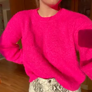Säljer denna fina stickade tröja från Chiquelle. Den är såå mysig och i en jättefin nästan neon-rosa färg som lyser upp vilken höstdag som helst. Den är knappt använd men har blivit ganska nopprig men det går lätt att åtgärda med en sax, rakhyvel eller liknande!