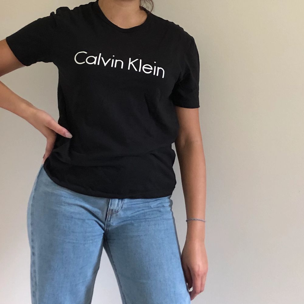 Säljer en basic Calvin Klein t-shirt som passar till allt. Knappt andvänd pågrund av att de ej riktigt är min stil. Skicka privat för mer info. Nypris: 400. T-shirts.