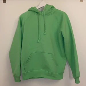 Grön hoodie  - Mysig hoodie från Bik Bok i storlek XS men passar mig som vanligtvis är en M💚
