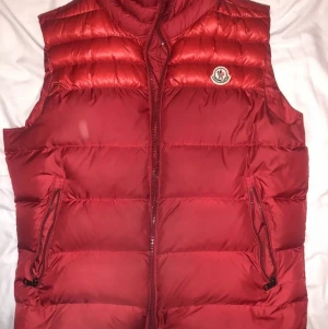 Moncler Dupres Size 0 XS/S - Väst i storlek 0 dvs XS / S - Knappt använd - Nypris 6400kr - Funkar för båda Dam och Herr.