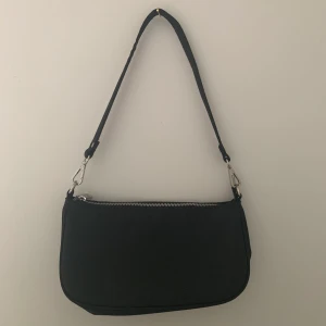 Svart Shoulder Bag - Säljer min fina shoulder bag från Gina tricot! Den är använd 1 gång, alltså som ny. Den är vädligt rymlig och fin ❤️             Nypris: 279kr 