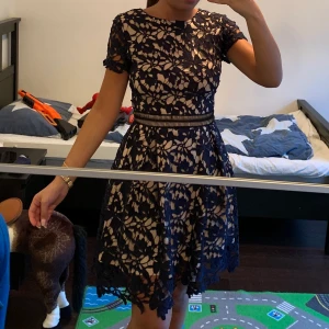 Festklänning  - Snygg festklänning strl S 