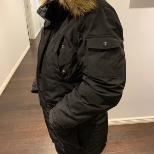 Vinter jacka  - Svart vinterjacka 