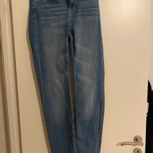Blå jeans från dobber  - Jeans som är smala i benen. Storlek 26. Stretchigt jeansmaterial. Bra skick.