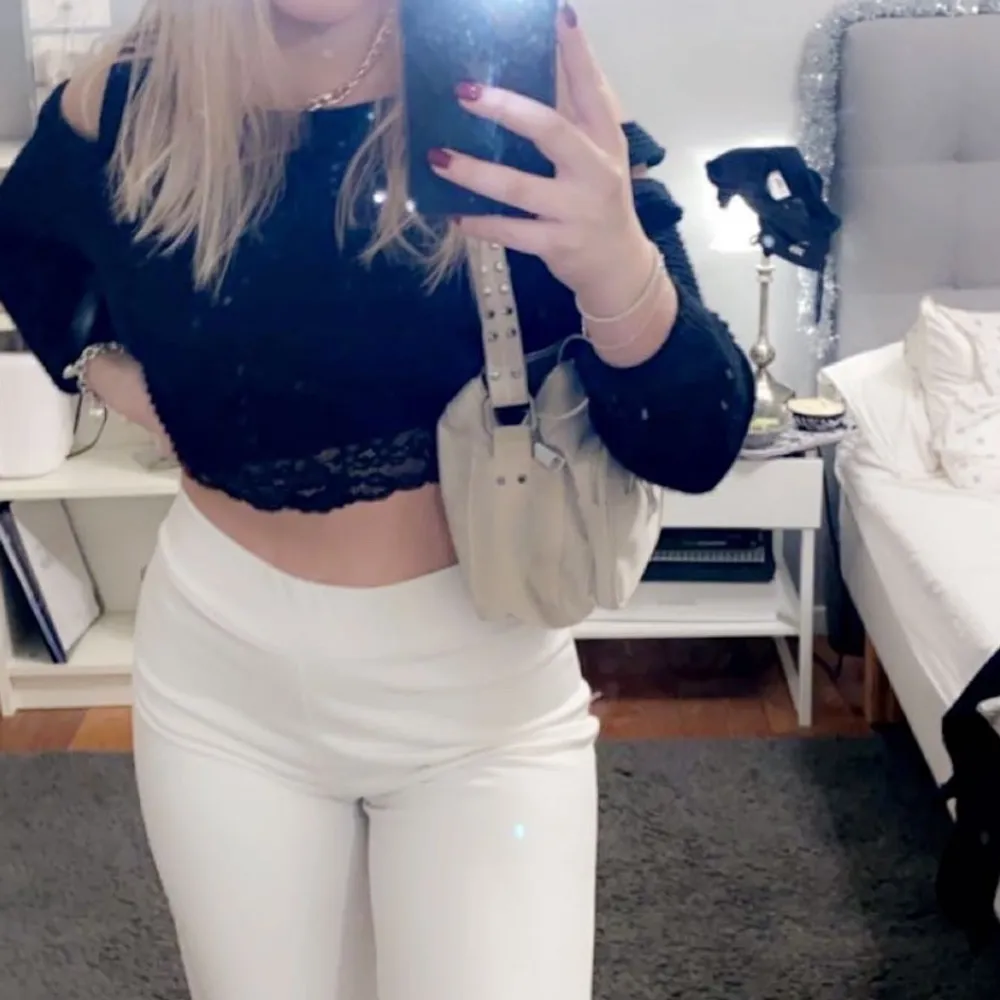 Jättefin beige Noella väska som inte kommer till användning längre. Säljer för 250kr 💖 köparen står för frakt . Laukut & Käsilaukut.