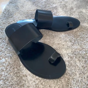 Svarta sandaler från H&M i strl. 39 - Svarta sandaler från H&M i strl 39. Använda ett fåtal gånger och i mycket bra skick! Köparen står för frakten. 