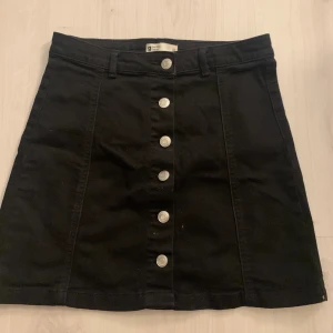 Svart kjol  - Säljer min svarta kjol från Gina Tricot! Storlek 36💖 