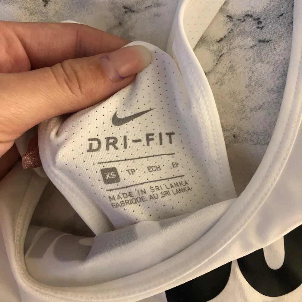 Ett superfint vitt träningslinne ifrån Nike. Användt fåtal gånger eftersom de inte sitter bra på mig. Storlek xs och nypris är runt 300 så säljer för 50men kan tänka mig att gå ner i pris . Hoodies.