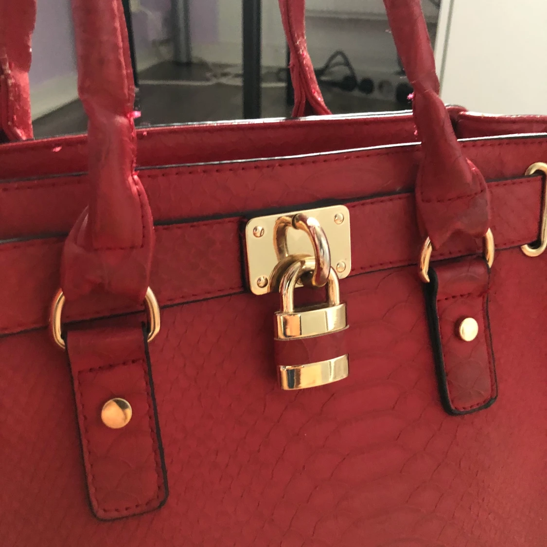 Superfin röd väska med guld features  - 90