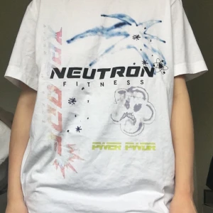 Billy Neutron fitness T-shirt - Weekday Billly Neutron fitness tee som är slutsåld i butiker, endast testad, lappen sitter fortfarande kvar. Storlek L, sitter oversized på mig som normalt har storleken S/XS. 🎆 gott skick, frakt ligger på: 44 kr! Nypris: 150 kr