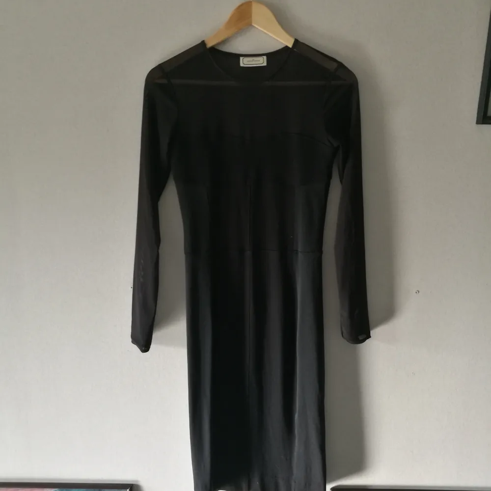 Supersnygg svart klänning med mesh detaljer. Märke: By Malene Birger. Nypris ca. 1500kr. Säljer för 300 kr. Sitter snyggt på!💃. Klänningar.