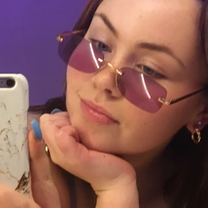 Retro solglajjer  - Säljer dessa ascoola brillor då jag inte fått användning av dom, köpta på Flying Tiger. Har använt dom kanske 2-3 gånger, och köpte dom i somras, så väldigt bra skick på dom! 50kr+frakt eller budgivning i kommentarerna <3