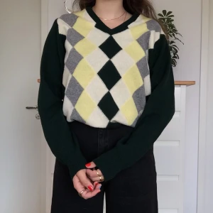 Mörkgrön rutig! - Mörkgrön tröja med rutigt mönster i gul/vit/går! 💚