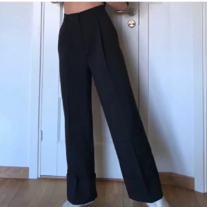 Kostymbyxor  - Folded pants NA-KD. Helt slutsålda svarta kostymbyxor som endast är använda en gång ⚡️✨ frakt: 50kr