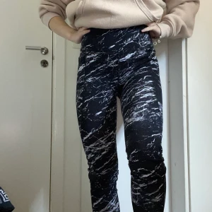 Marmor tränings tights  - Träningsthights med marmor mönster ifrån Cubus. Storlek xs. Väldigt högmidjade och sitter väldigt bra i midjan. Väldigt stretchiga. Säljer pga att jag inte använder så mycket träningskläder. Använda ca 2 gånger. 