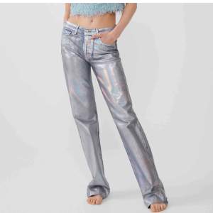 Säljer dessa slutsålda poppulära Zara jeans i storlek 36, färgen har slitits lite i tvätten men de är forfarande glansiga och holographic!