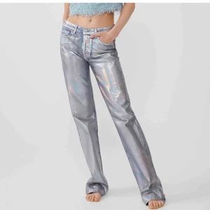 Poppulära Zara jeans - Säljer dessa slutsålda poppulära Zara jeans i storlek 36, färgen har slitits lite i tvätten men de är forfarande glansiga och holographic!