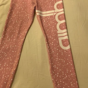 Super fina Aminbyxor - Jag säljer dessa byxor från Amin, väldigt bra skick och har använts en gång. Ps, frakten varierar var du bor :)