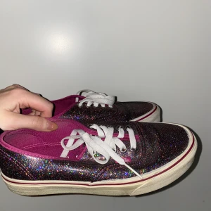 Vans - Nästintill oanvända, storlek 39 men sitter bättre på 38-38.5 skulle jag säga 