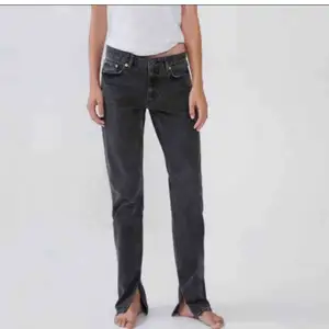 Säljer dessa slutsålda jeans från Zara i storlek 34, ändats annvända några gånger!