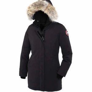 Canada Goose victoria - Säljer min canada goose jacka i storlek M, passar även mig som vanligtvis har S. Stor fluffig fin päls. Säljer pga jag köpt en ny, Köpt från johnells kvitto finns❤️ den är fräsch och i bra skick då jag inte använt den så mycket🥰