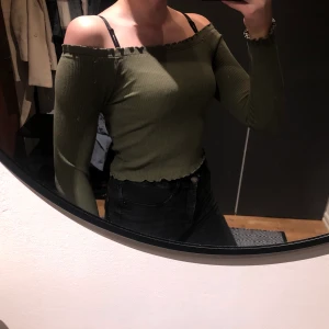 Offshoulder stl M💛 - Offshouldertröja från Gina tricot i stl M men skulle säga att det är mer än S💛 i bra skick. Köparen står för frakt🌻