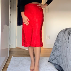 Kjol från H&M  - Fallande Kjol från h&m knappt använd. Skrynklig på bilden men kan såklart strykas. Resår i midjan.