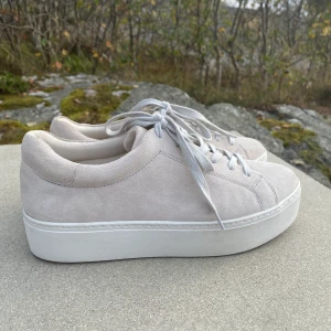 Skor - Säljer ett par jätte fina vagabond skor💞 bara använt 2-3 gånger. Köparen står för frakten!