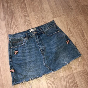 Pull&Bear kjol - Jeanskjol från Pull&Bear med små fjärilar som gullig detalj. Använd fåtal gånger, fint skick! Strl M. 
