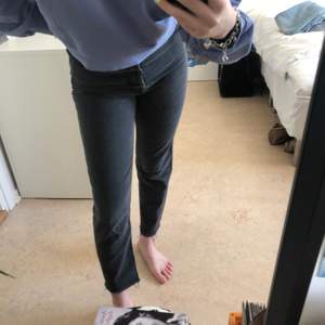 Svarta mom jeans från bikbok i strl S, sitter jättefint. köpte står för frakt eller möts upp i norra stockholm.