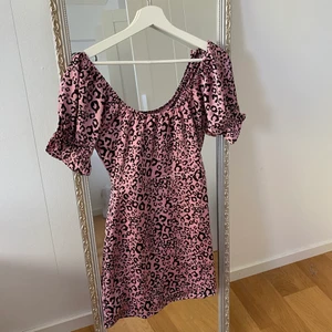 Rosa leopard klänning  - Rosa leopard mönstrad klänning från honey punch i storlek S ⭐️ oanvänd så är som ny. Köparen står för frakten   