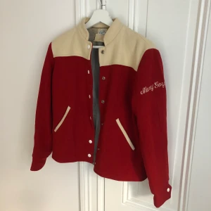 Collagejacka - Vintage collagejacka i rött och beige⚾️