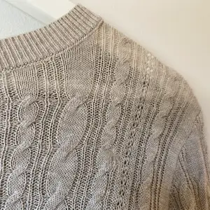 Långärmad stickad tröja från Ambercrombie & Fitch köpt i London. Säljer pågrund av inte min stil, använd max en gång. Storlek S. (köparen står för frakt, kan eventuellt mötas upp i stockholm)