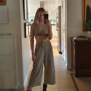 Vida byxor  - Vida byxor med ränder. Se bild 3 för närmre foto av mönstret. Frakt tillkommer, kan även mötas upp i Stockholm.