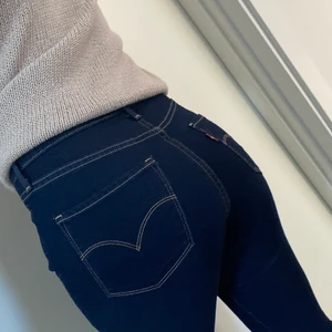 Mörkblåa jeans - Ett par jätte snygga Levis jeans som är knappt använda!!! Nästan aldrig använda då dom har varit för stora för mig. Start bud: 300